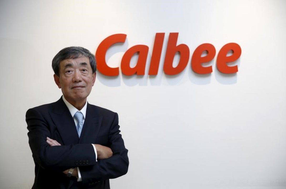 2017-02-01T054420Z_1_LYNXMPED101NT_RTROPTP_3_CALBEE-CEO