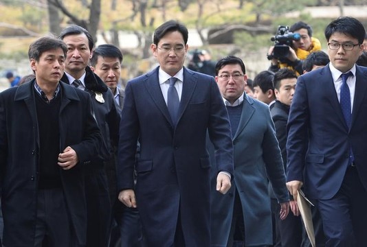 2017-02-17T005415Z_2_LYNXMPED1F1OF_RTROPTP_3_SOUTHKOREA-POLITICS-SAMSUNG-GROUP