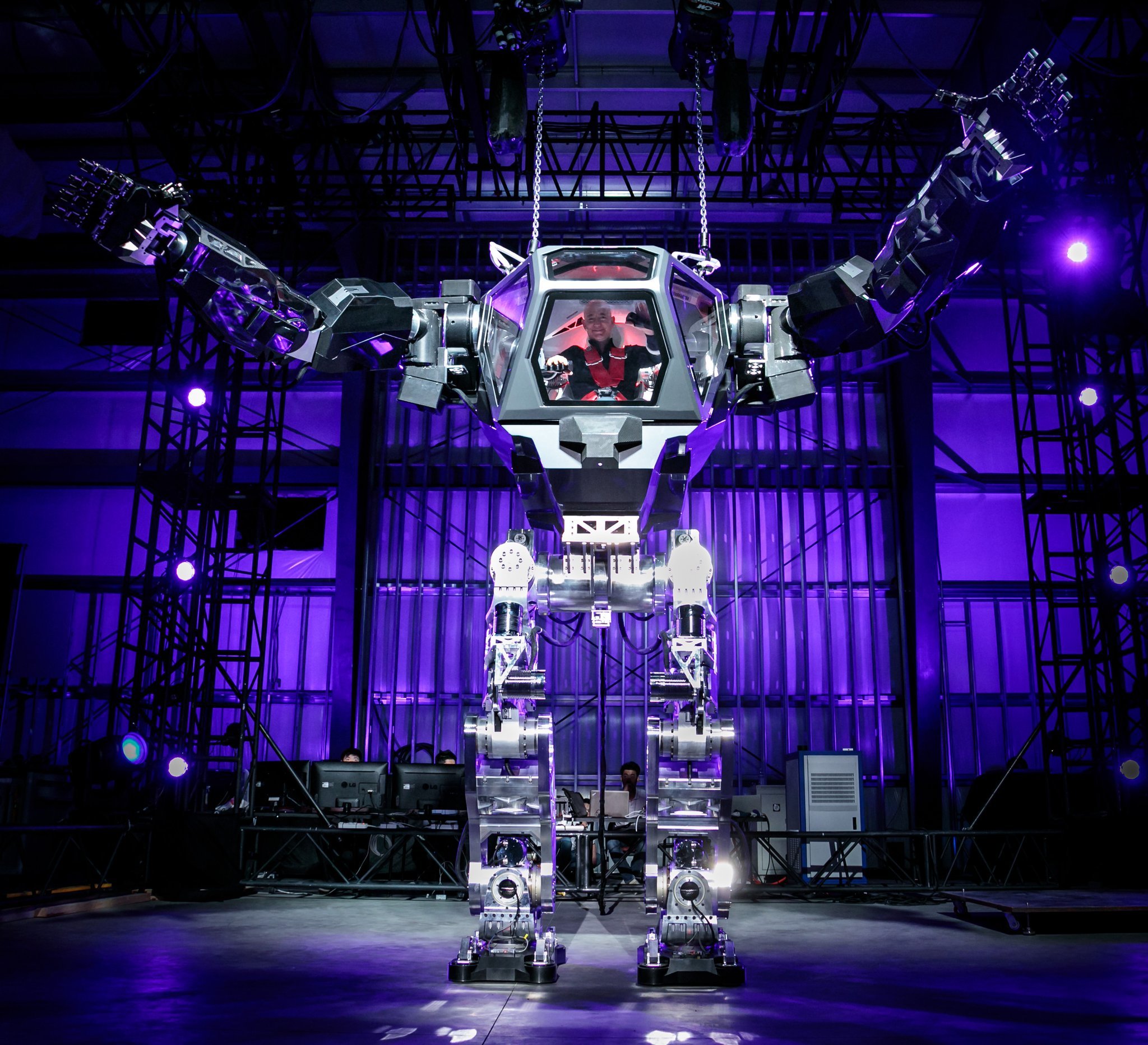 アマゾンのジェフ・ベゾス、ロボットイベントで巨大ロボットを操縦