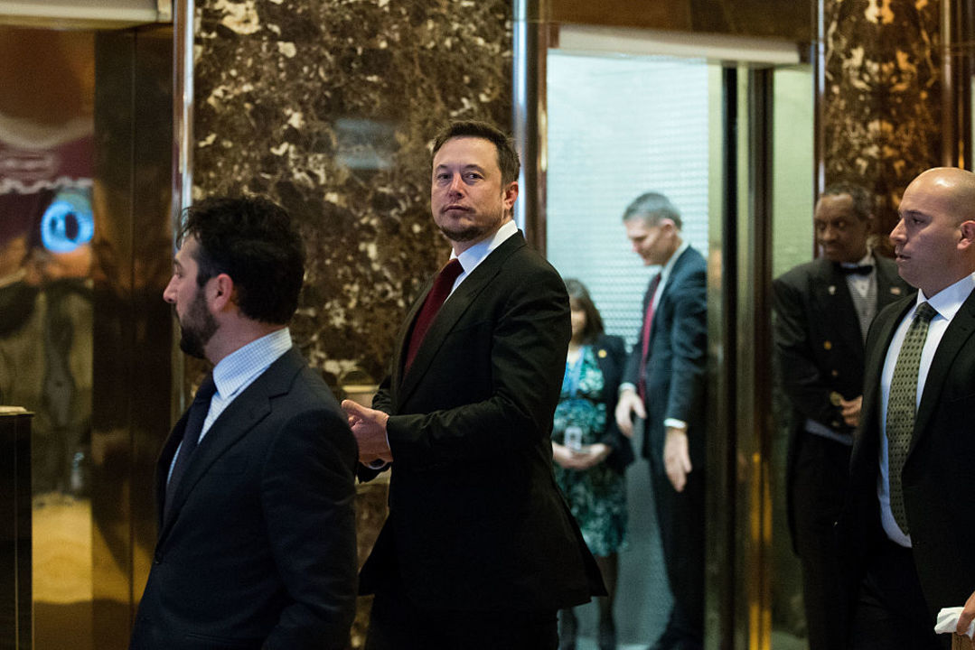 2017年1月のトランプ大統領との会合に向かうイーロン・マスクCEO