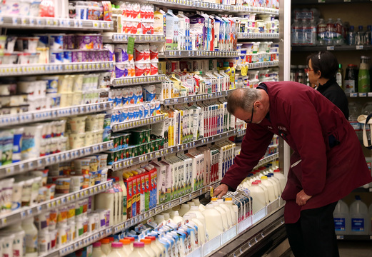 乳製品売り場で商品を選ぶ男性客