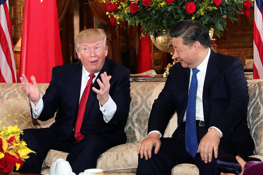 会談するトランプ米大統領と習近平国家主席