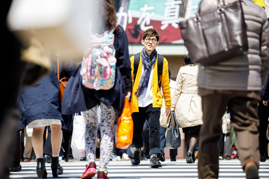 横断歩道を歩く男性