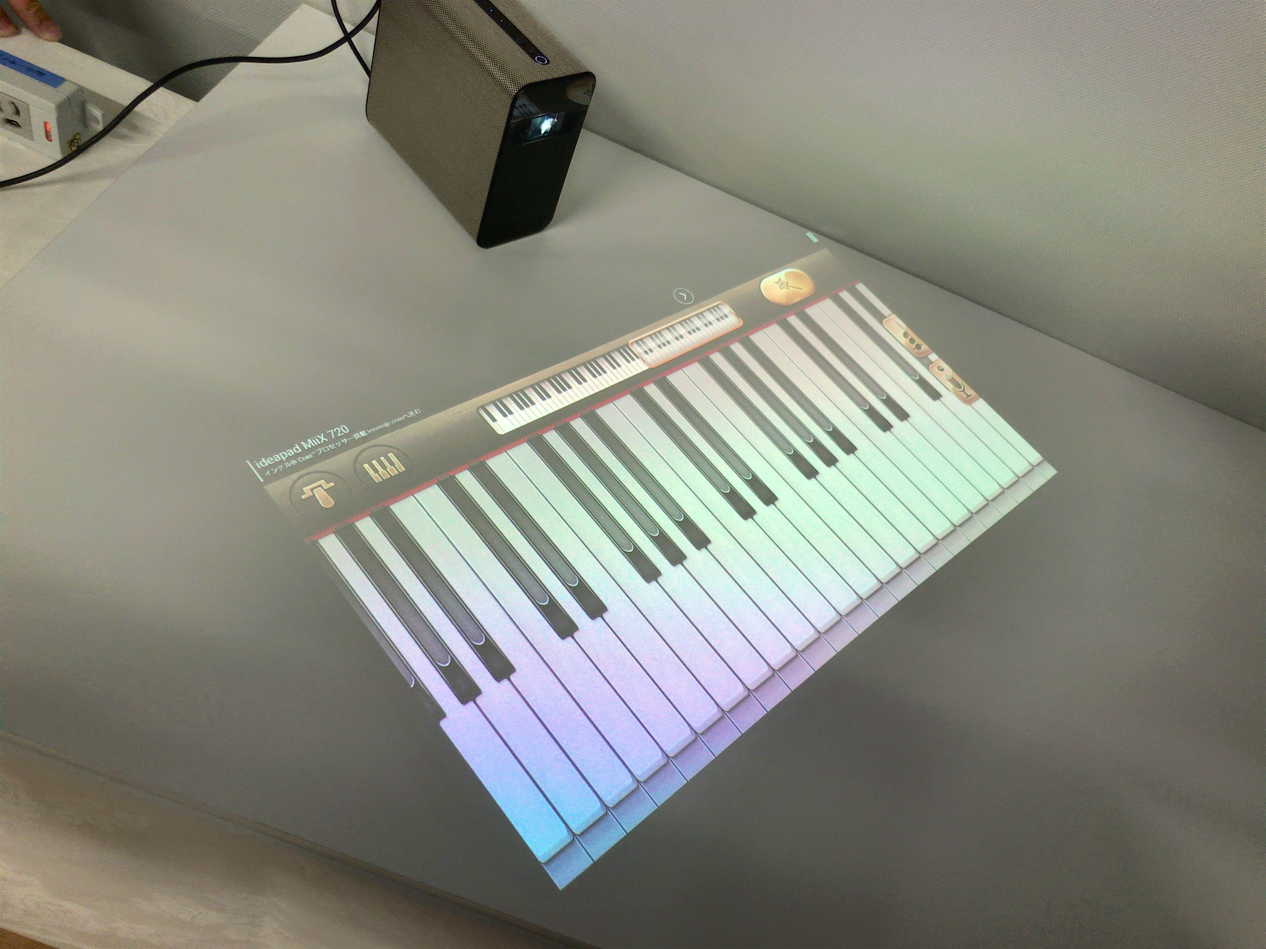壁や机が「巨大タブレット」になる —— ソニーの「Xperia Touch」が