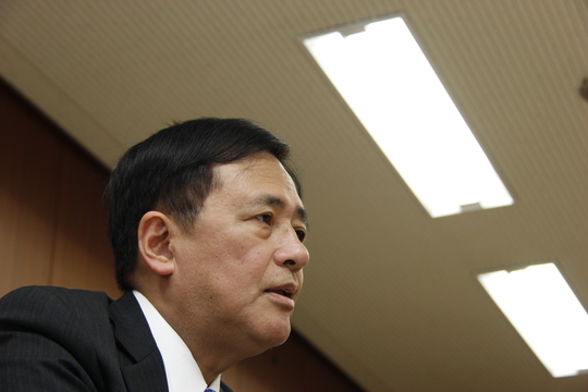 保坂世田谷区長をしたから煽って撮った写真。