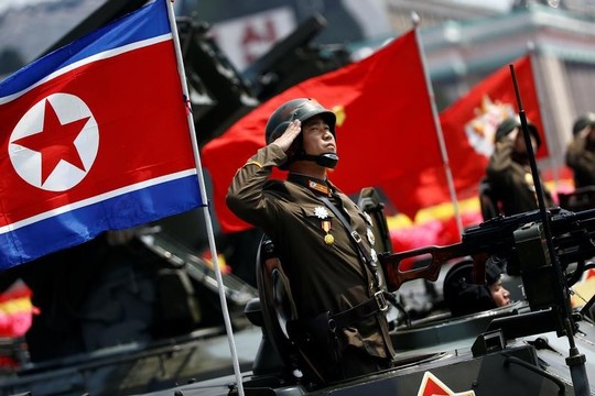 行進する北朝鮮兵士
