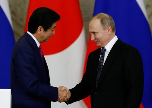 握手をする安倍首相とプーチン大統領