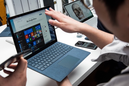 Surface Laptopを手に取る人々