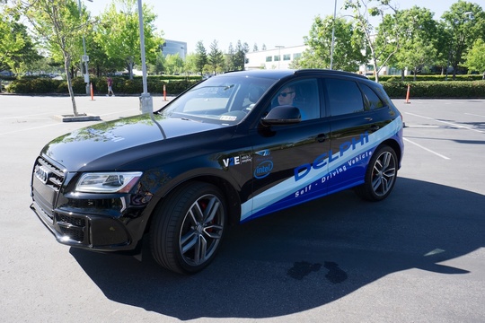 路上を行くIntelの自動運転車の写真