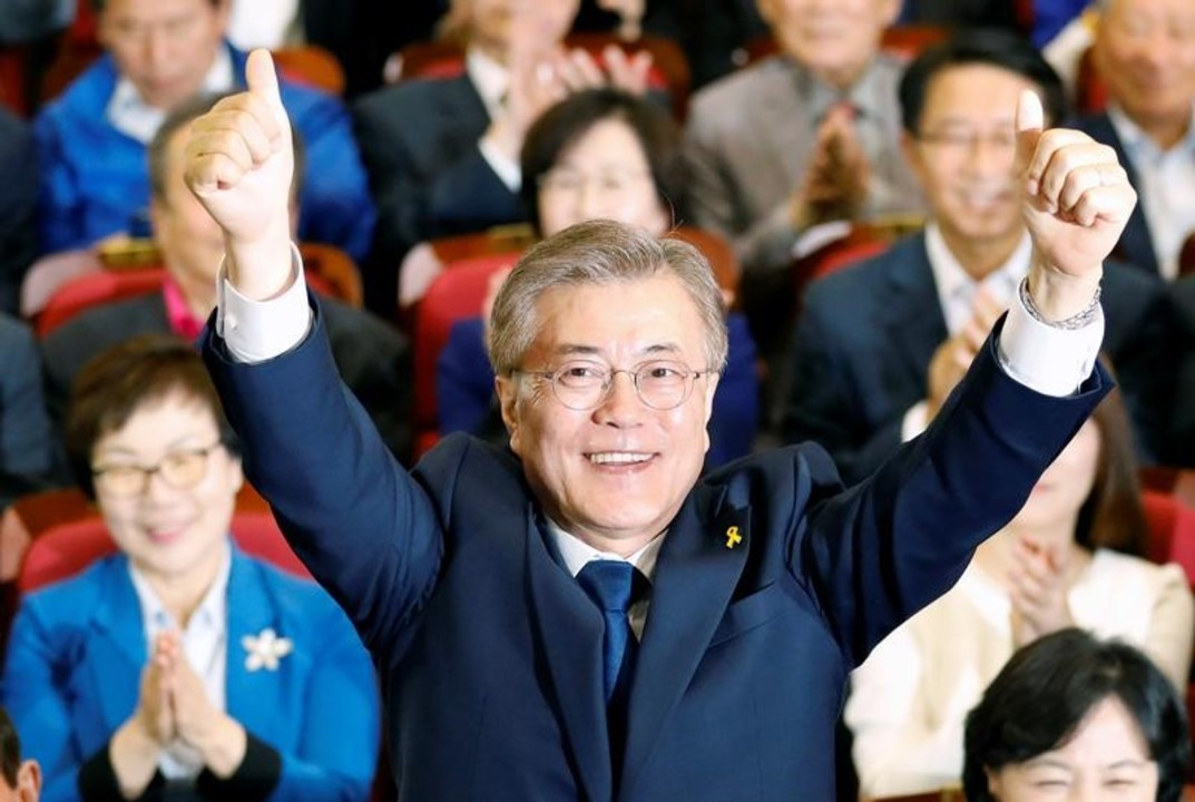 喜ぶ文在寅氏