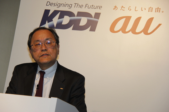 記者発表会で話すKDDIの田中孝司社長