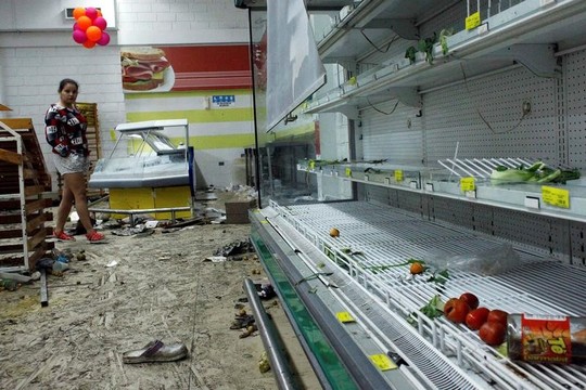 荒らされた店内