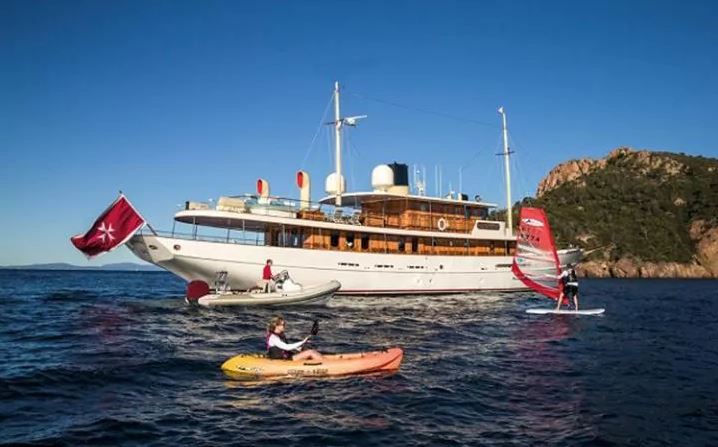 JonnyDeppsYacht-1.jpg