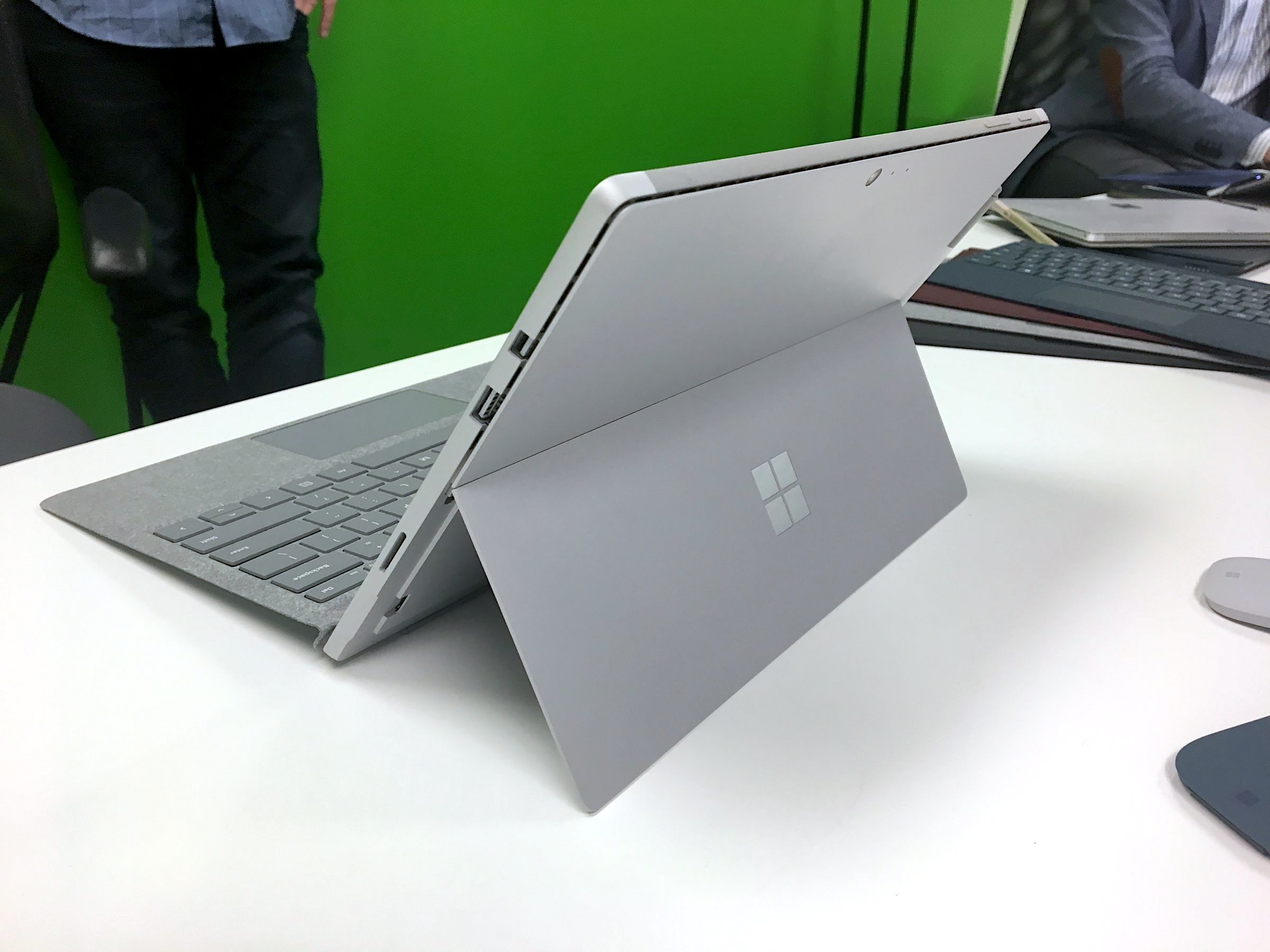 新型はPro5ではなかった！「Surface Pro」突如デビュー、799ドル