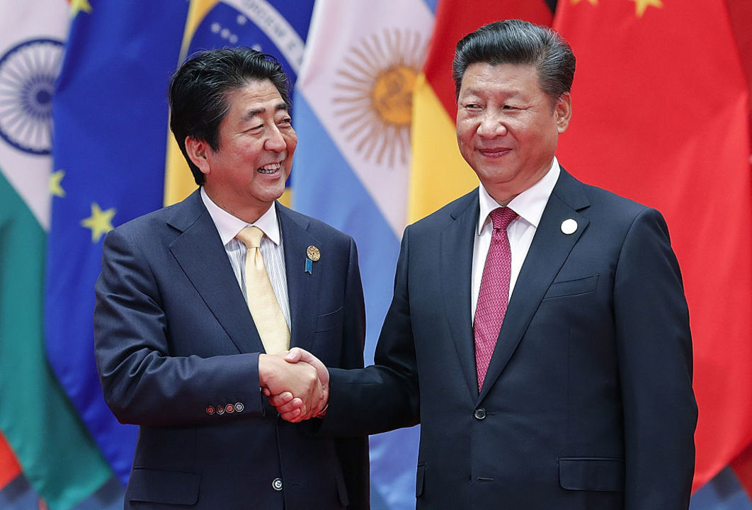 握手する安倍首相と習主席