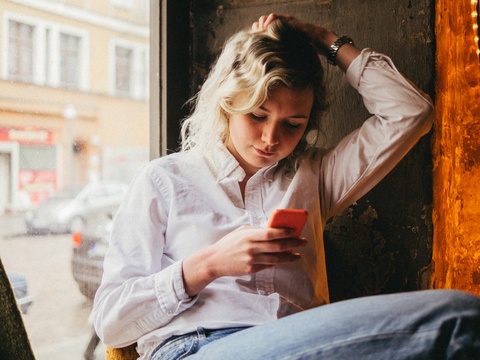 スマホを見る女性