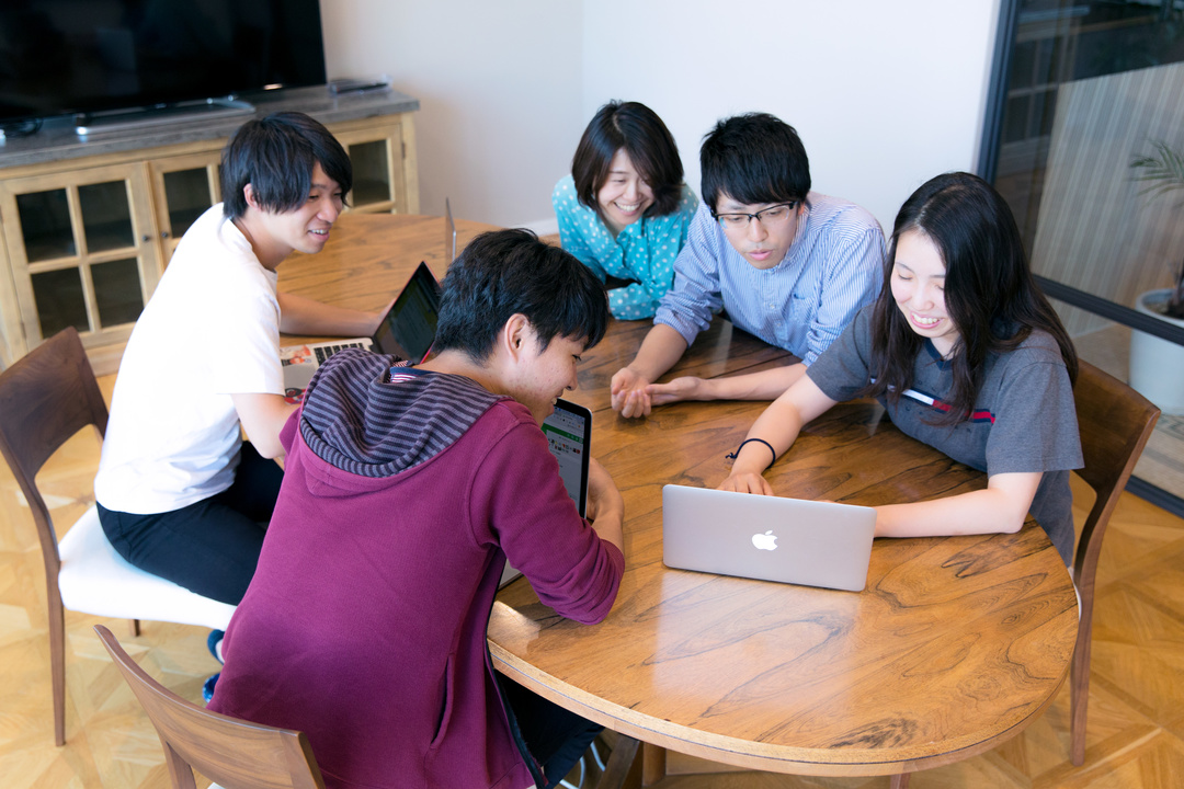 ウォンテッドリーで働くインターン生の会議風景