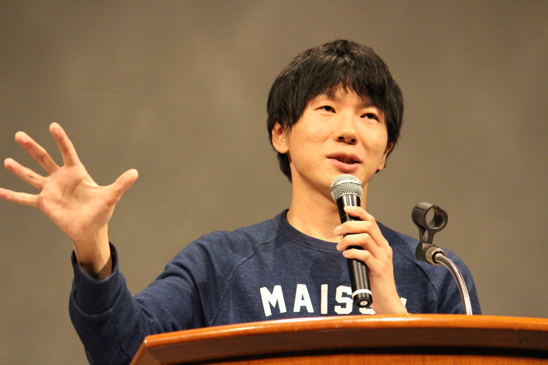 講演する古市憲久氏