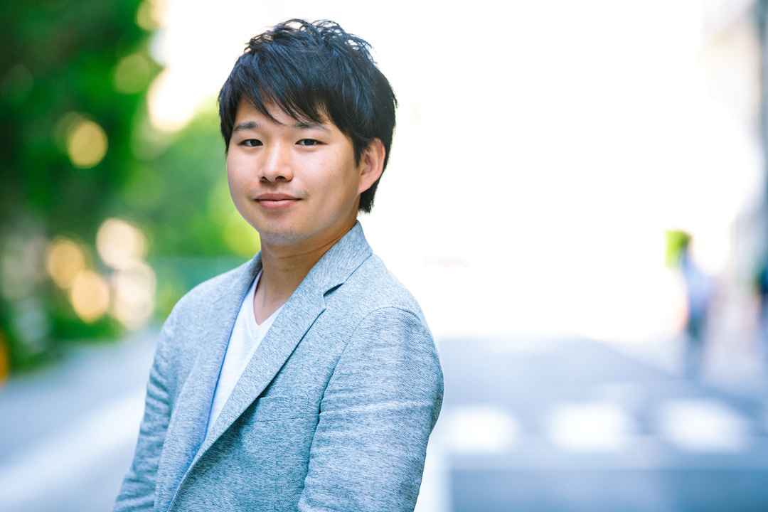 こちらを見て微笑む、西村創一朗さん