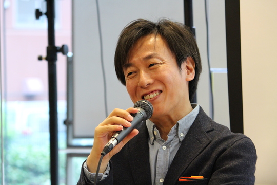 マイクを手に語る、サイボウズの青野慶久社長