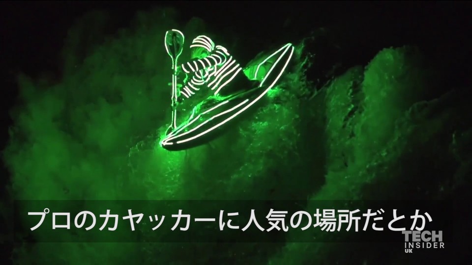 LEDライト装飾のカヤックで急流下り