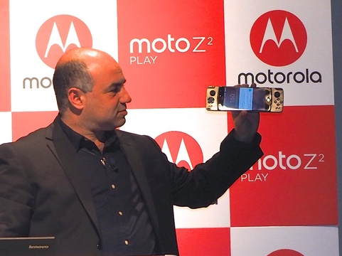 ラズパイ対応 求む開発者 の熱量 新simフリー端末 Moto Z2 Play に見るモトローラの本気度 Business Insider Japan