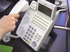 ビジネスマナーとしての電話はアリかナシか ——｢電話は時間を奪う｣アンチ派が台頭