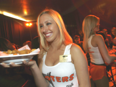 若者の｢胸｣への関心低下 —— 谷間売り物のフーターズに試練