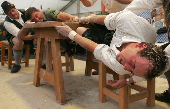 世界各地の危ない伝統競技 参加前に保険加入を Business Insider Japan