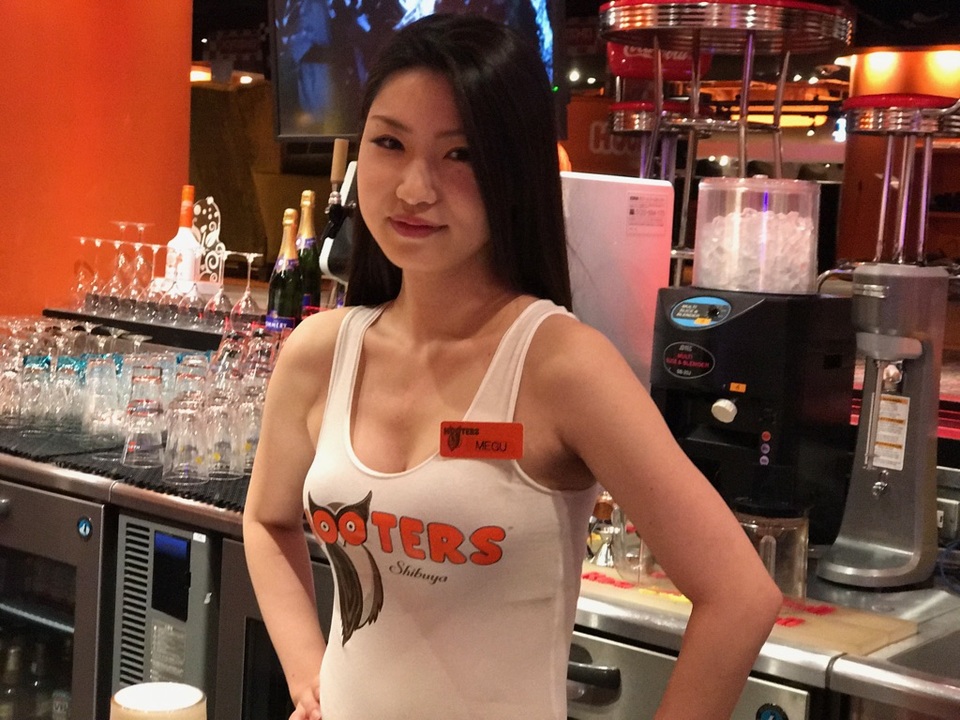 HOOTERS GIRL