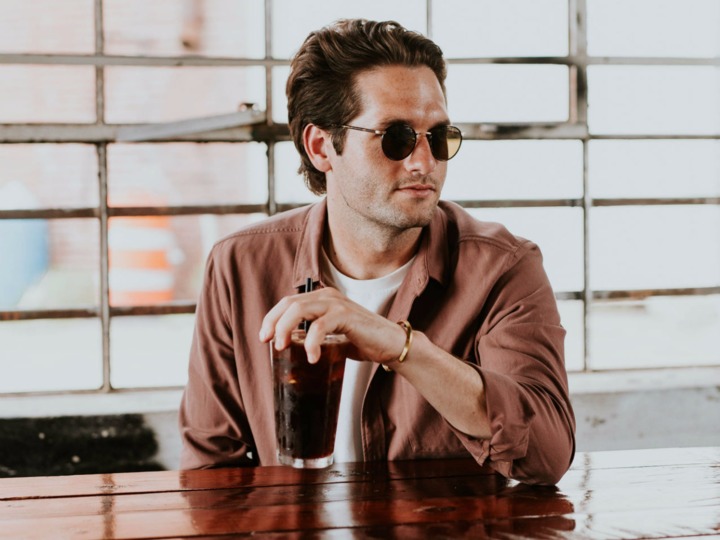 アルコールが外国語の能力をアップさせる? —— ただし飲み過ぎは逆効果