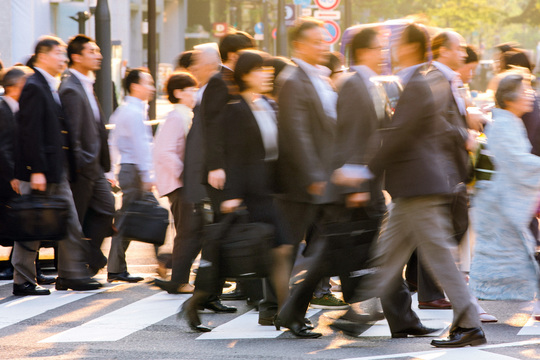横断歩道を通行する働く人たち