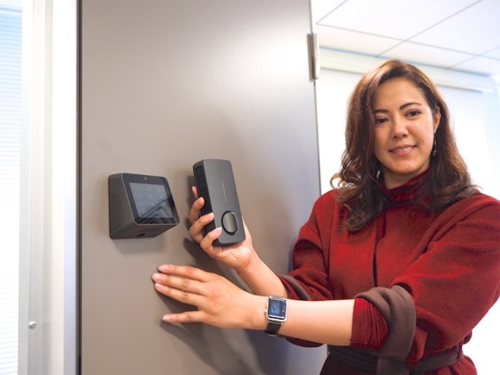 シャープ、メルカリらが支援、国内初のLTE内蔵スマートロック「TiNK」発売