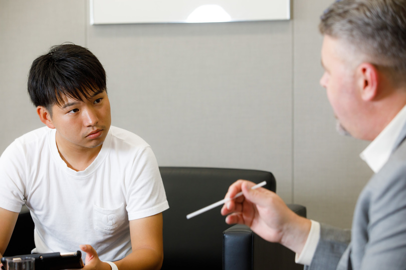 インタビューする西村さん