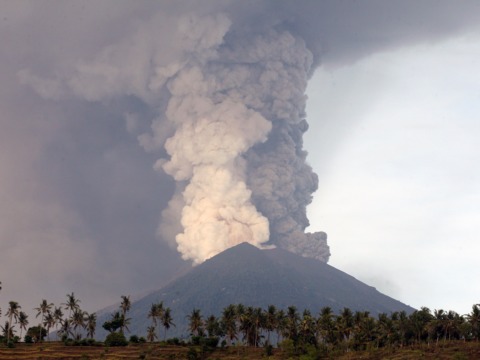 火山が噴火すると なぜ飛行機が飛ばなくなるのか Business Insider Japan
