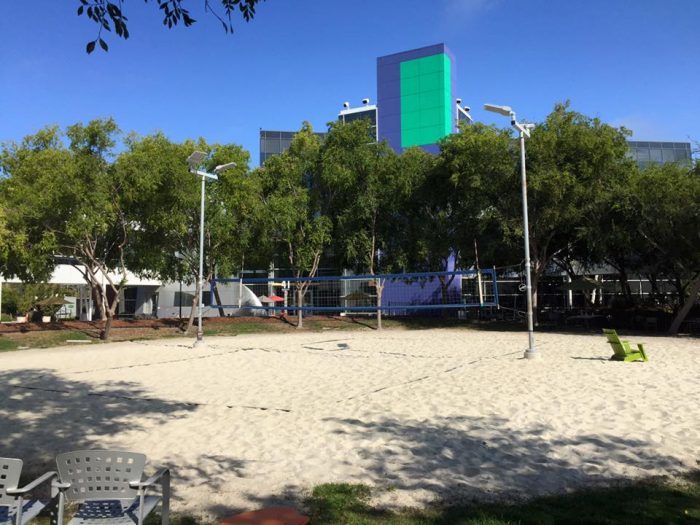 グーグルオフィスのビーチバレーコート