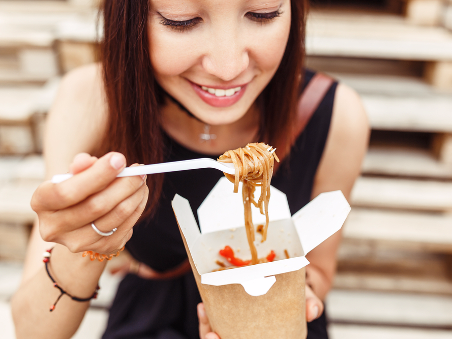 食事をする女性