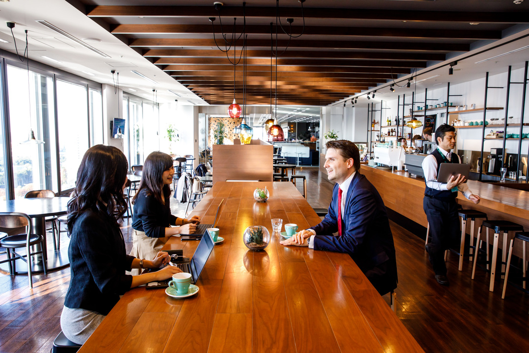 カフェで働く社員