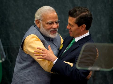 ハグが大好き 19枚の写真で見る インドのモディ首相のちょっと不思議な挨拶 Business Insider Japan