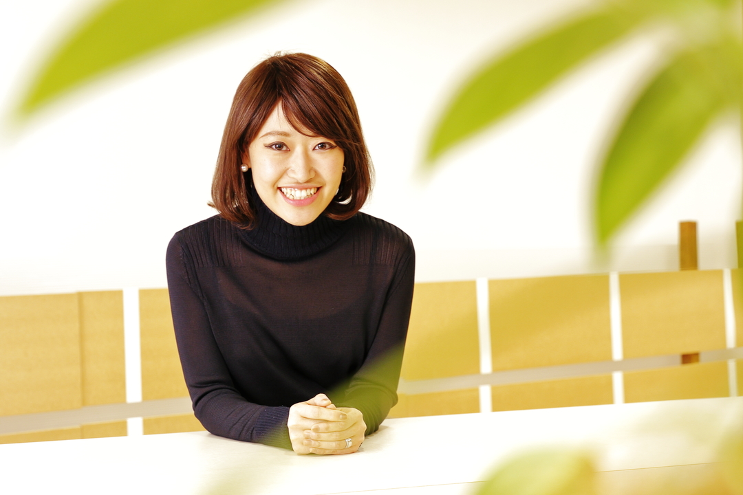 まっすぐ正面を見る米良はるかさん