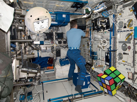 リアル ハロ か 浮かんで話をする球体ロボットが国際宇宙ステーションへ Business Insider Japan