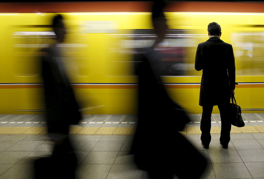電車とサラリーマン。