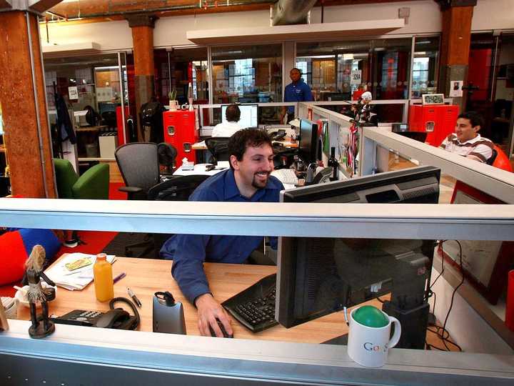 笑顔でパソコンに向かう男性