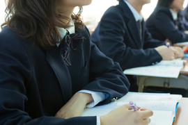 卵子の数で人生設計させられる女子高生——ライフプラン教育は｢早く産め｣と昭和的家族観の押し付けか