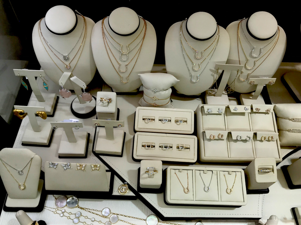 複数のジュエリーブランドが馬をモチーフにしたデザインで馬術愛好家の目を引こうとした。