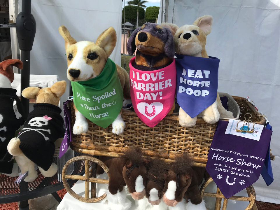 美術品に費やす資金がなかった筆者は「Just Fur Fun」という犬をテーマにした売店に興味をそそられた。