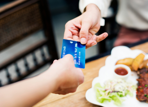 クレジットカードを利用する女性