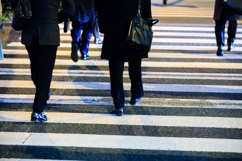 サラリーマンの後ろ姿