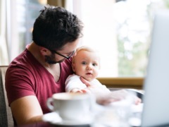 育児休暇は「取るかどうか」ではなく「どれだけ取るか」 —— スウェーデンで増加する「ラテ・ダッド」とは?