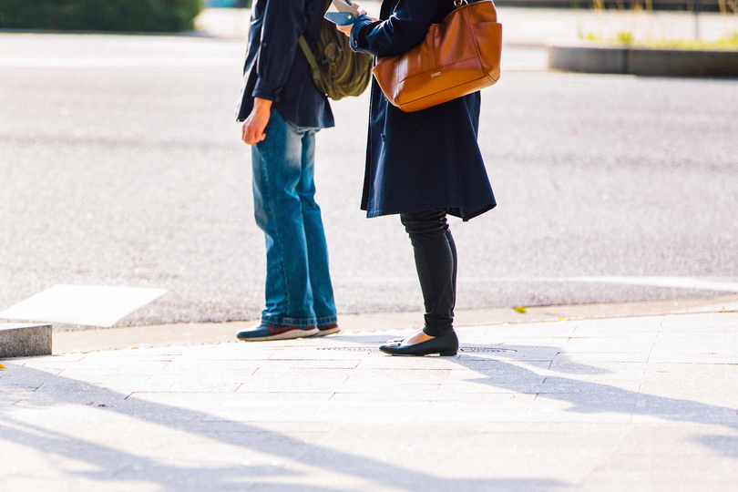 信号待ちの女性。